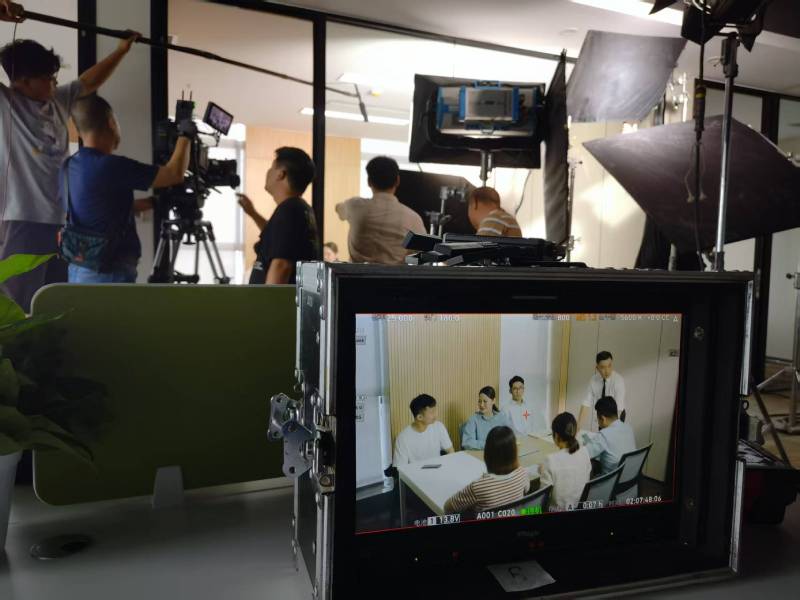 高安市TVC拍摄公司：科技产品视觉化大师，诠释未来感与功能美学
